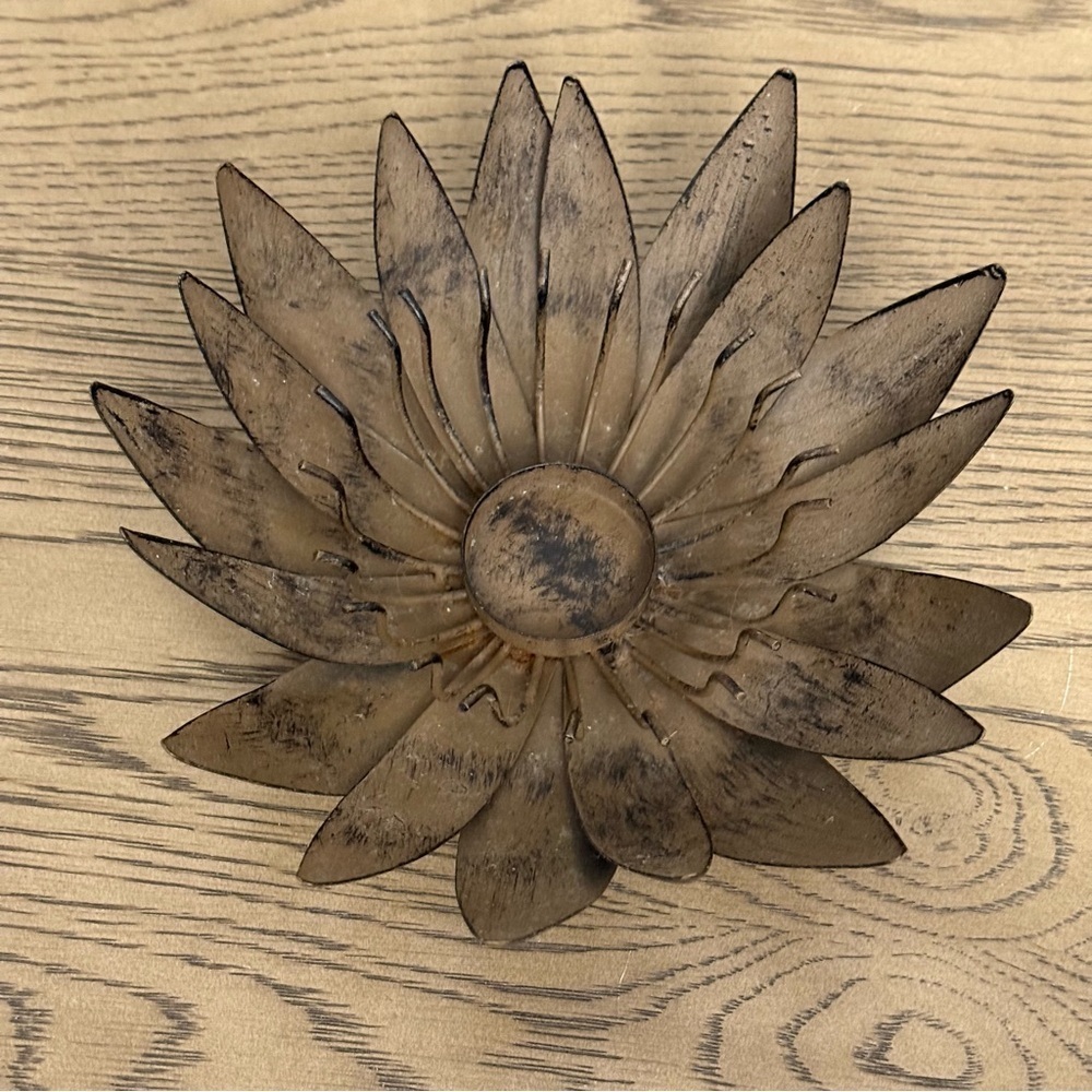 Rustic Metal Flower Decor Lotus Candle Holder - Picture 1 of 7